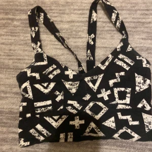 Svart vit linne  - Storlek M  Jätte fin när man ska någon stans 