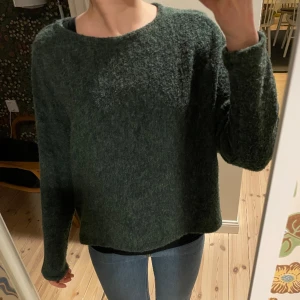 Tröja  - Super fin skön grön stickad tröja, är i ett väldigt bra skick använt få gånger💕