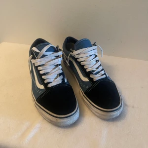 Vans - Säljer mina Vans i storlek 42 skick 9/10. 