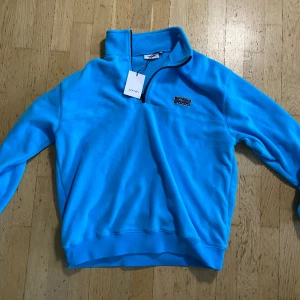 Blå flicetröja  - Helt oanvända.