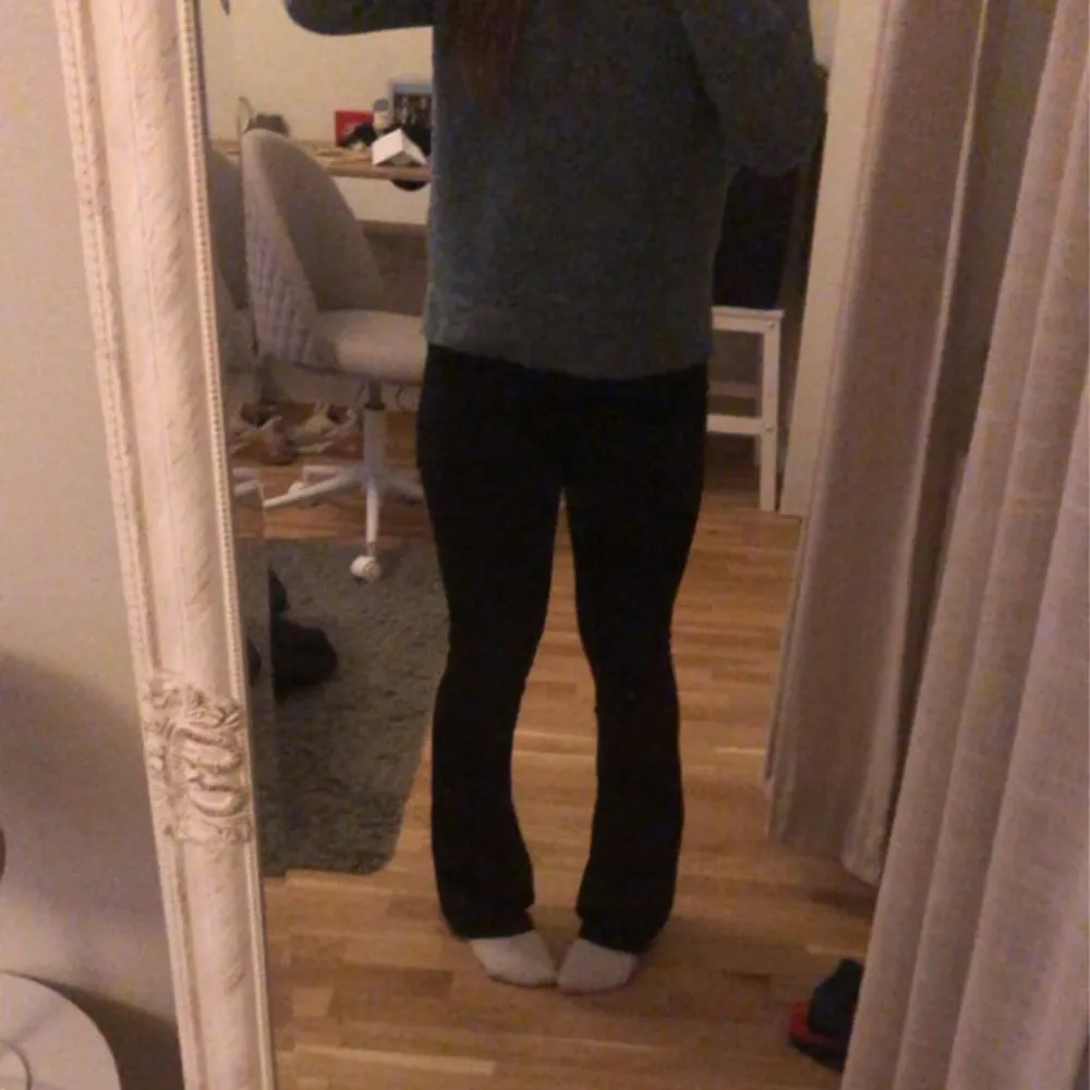 Yoga pants från young Gina i storlek 164 och passar mig som är 162 men är lite långa💗. Jeans & Byxor.