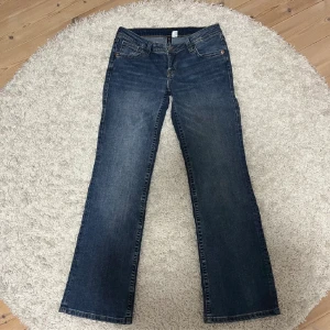 Lågmidjade jeans - Väldigt snygga och stretchiga  lågmidjade jeans från H&M. Långa på mig som är 164.