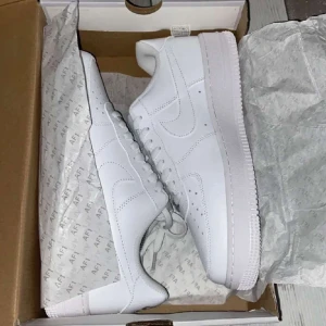 Air Force 1 - Helt nya Air Force 1 i färgen vit. Storlek 44. Vid funderingar är de bara att höra av sig!