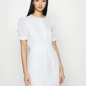 Studentklänning NA-KD spets / broderi (Intressekoll)  - Kollar intresset på min fina studentklänning från NA-KD💗 Fint skick, går inte att köpa längre.  Jag bär oftast storlek xs eller s och är 174cm. Hör av dig vid intresse eller frågor🫶🏻