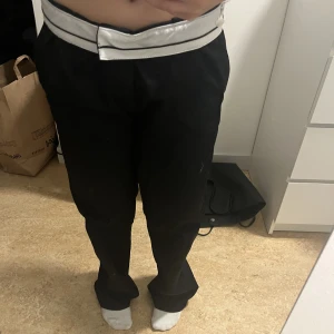 Cargo/ kostymbyxor  - Säljer dess byxor från hm. Använda fåtal gånger då den är för långa på mig. Dem går att använda utan att vika ner den vita kanten.  Köpte storlek 38 men skulle säga att dem är mer som en 36.  Skriv till mig vid frågor! 💕