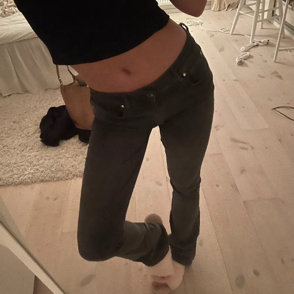 Jätte fina gråa bootcut jeans, storlek M men passar mig som har XS/S. Jeans & Byxor.