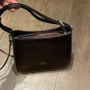 Säljer min super fina vintage handväska jag fått av min mormor. Färgen är typ brun/vinröd, väldigt unik