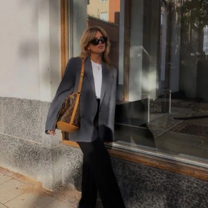 Grå kavaj  - Grå kavaj i nyskick. Xs men en aning oversize. 