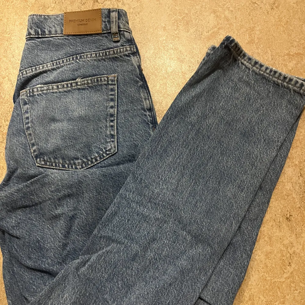 Säljer mina Gina tricot jeans då dem är försmå. Köpta för 500kr använda fåtal gånger. Det är perfect jeans i storlek 32 men i petit modell.  Det är ett hål på ena knät och ett på låret.  Skicka vid frågor . Jeans & Byxor.