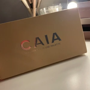 Caia palett - Palett som inte finns att köpa på Caias hemsida längre, säljer den då jag inte använder den! Den har sjukt fina färger och ger fint resultat. OBS: Den ser mer använd ut än vad den är