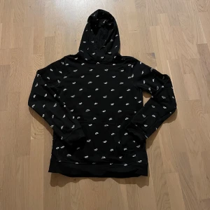Nike hoddie  - Nike hoddie i fint skick, säljer då jag vuxit ur.