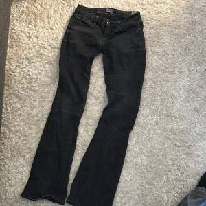 Crocker jeans bra skick inga defekter storlek 28 vilket är typ storlek s/xs