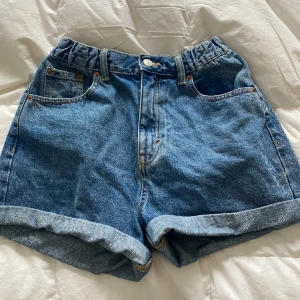 Jeansshorts - Mörkblåa jeansshorts från pull and bear. Har ett resårband där bak så midjan går att justera lite