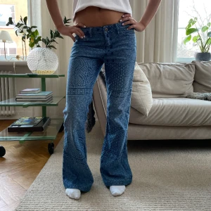 Lowwaist jeans 🥰 - Såå fina modell 169 skriv för mått❤️ Innerbenslängd 80 cm midjemått 37 cm