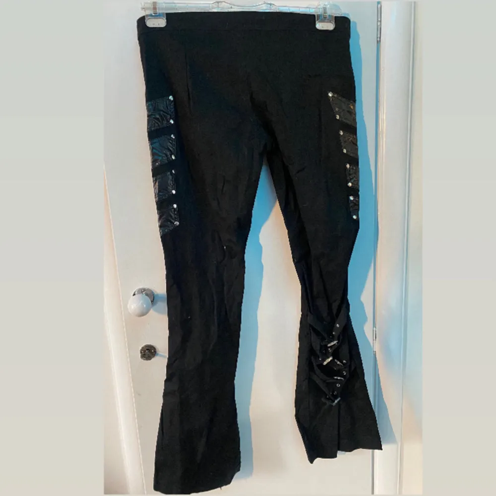 Gothic bootcut byxor i bra skick.. Jeans & Byxor.