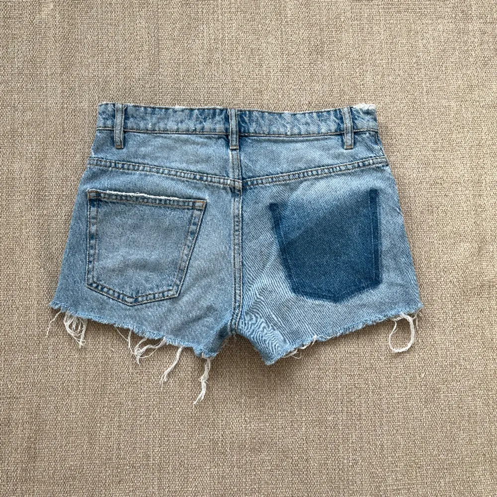 Så snygga och unika jeansshorts från zara med en ficka!! Har klippt av dom lite som dom är lite kortare💖💖 kan även byta eller köpa ett par likadana i storlek 38. Shorts.