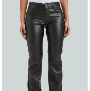 Lågmidjade skinnbyxor - Supersnygga lågmidjade skinnbyxor från Bikbok!! Säljer för de är för korta på mig som är runt 173❤️ i jättebra skick och är köpt för 600❤️ kan även byta för en storlek 38!