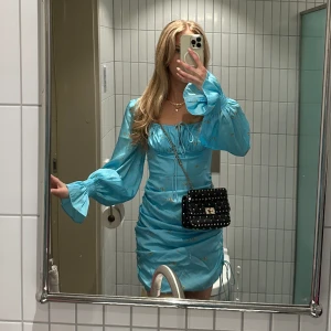 Klänning adoore  - Säljer denna helt nya klänning från adoore 🫶🏻❤️ såå fin! Köpt för 1400kr❤️ har både en i xs och s