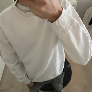 Tröja - Vit tröja i passform XS passar även S. 