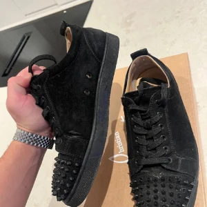 Christian Louboutin Skor - Tjena! Nu säljer jag mina svarta Louboutin skor då dom är för små, lådan och allt är i bra skick, du får såklart med en extra spik och själva lådan. Priset är inte hugget i sten!