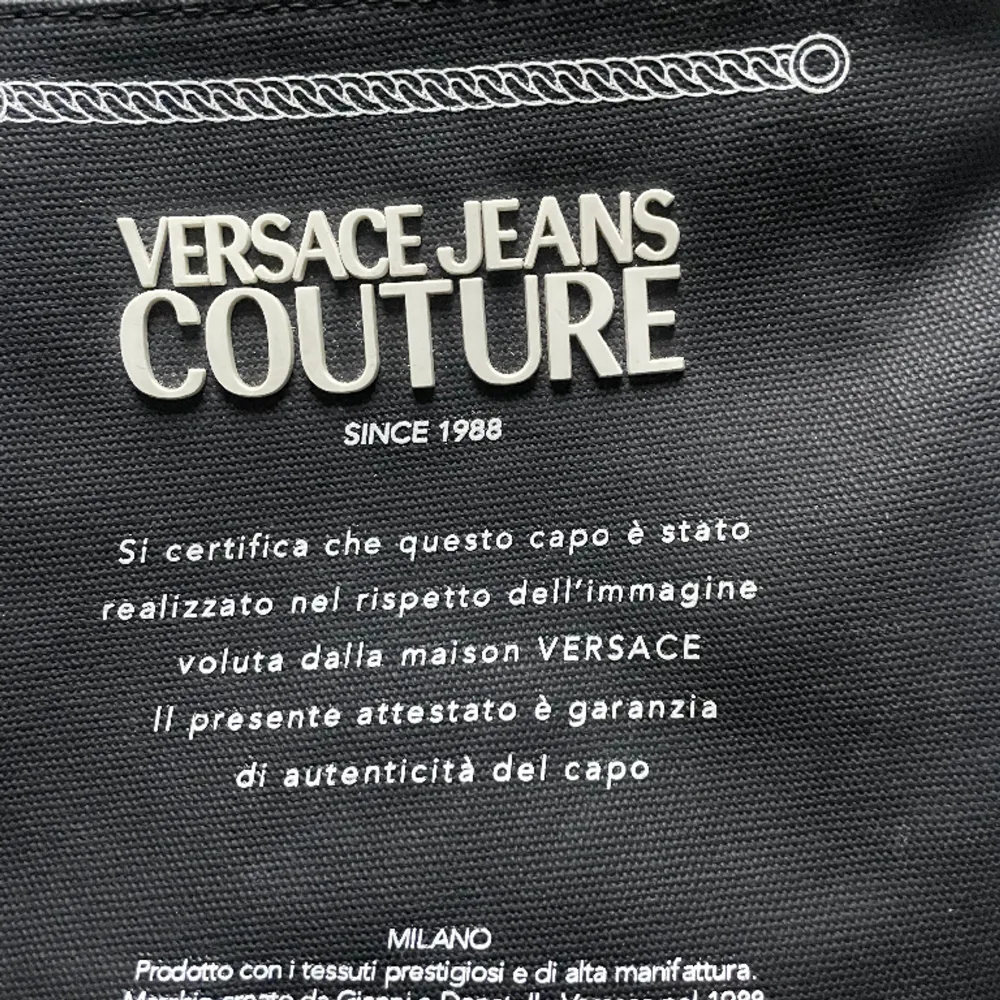 Säljer Versace väska använd ett par gånger men bra skick 9,5-10 nypris 1200kr . Väskor.