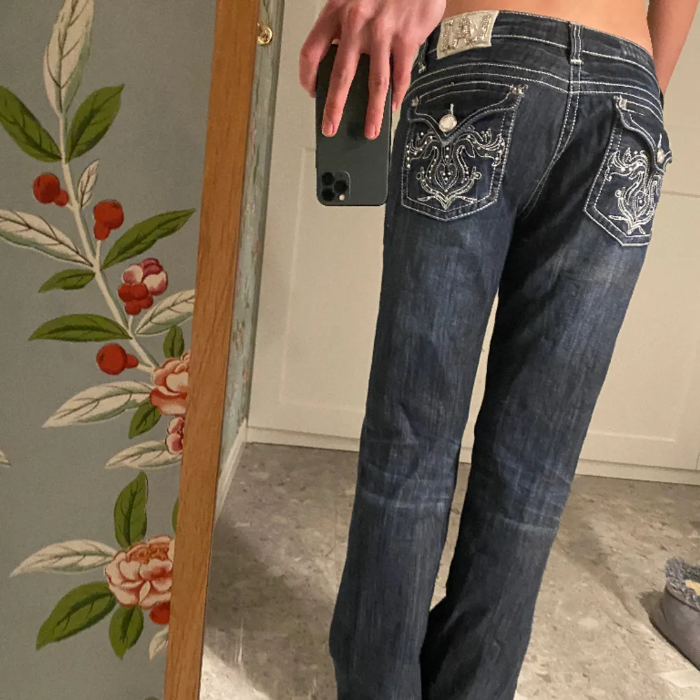 Supersnygga jeans som är köpta i andra hand men sparsamt använda av mig! Bra skick utöver lite sliten logga där bak🙌. Jeans & Byxor.
