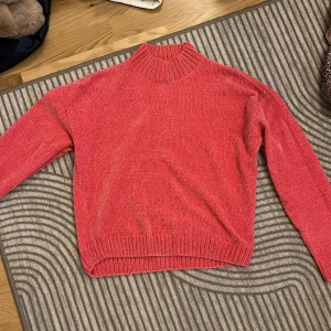 Mjuk rosa stickad tröja - Mjuk jättefin rosa stickad tröja, aldrig använt då den är lite för kort för min smak💘köparen står för frakt! 