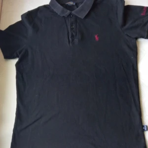 Ralph lauren pikétröja svart - Säljer Ralph lauren piké svart herr. Använd men forfarande i riktigt bra skick👍 Storlek: Small slimfit  Material: bomull. Mått finns! 🗣️ Vid frågor är det bra att höra av sig!😃