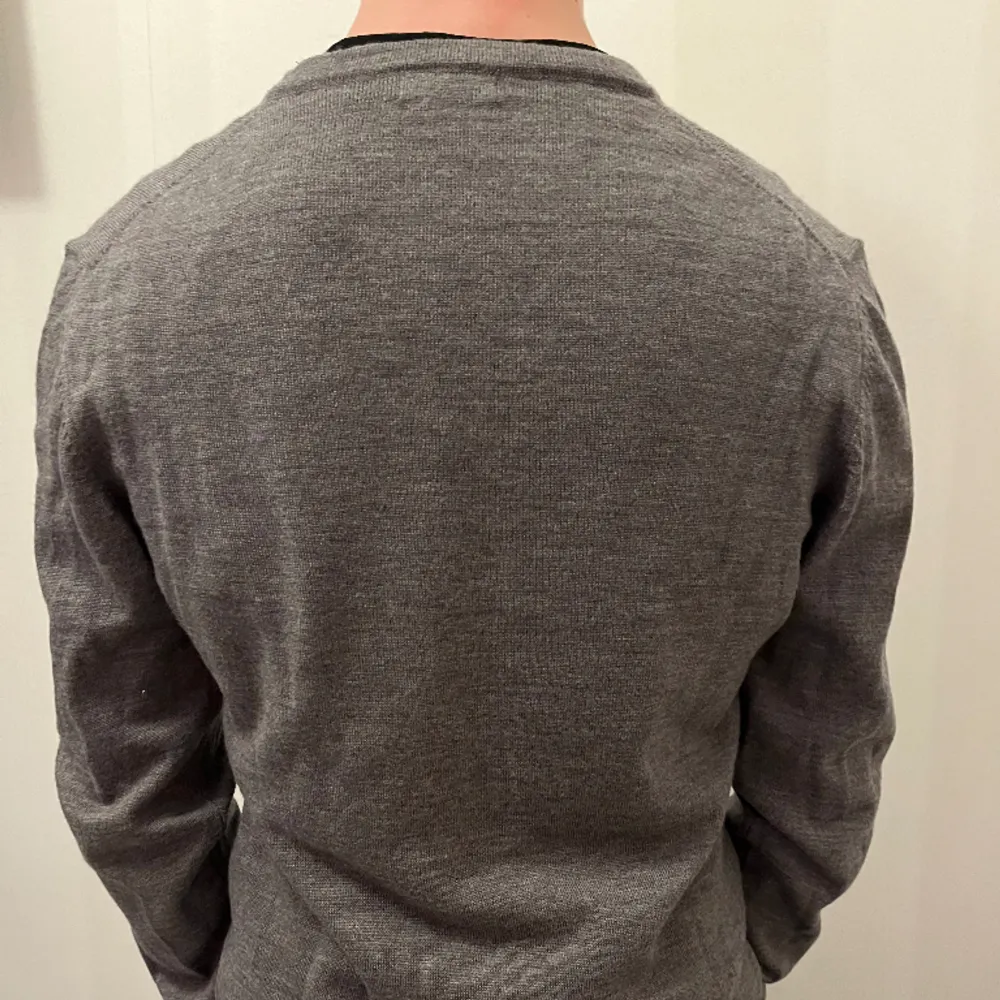 Skit snygg stickad vneck tröja från J.Lindeberg i 100% merinoull! Inga defekter, storlek S. Kontakta om ni har frågor!. Stickat.