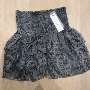 Kjol Neo Noir - Säljer min oanvända kjol från Neo Noir. Köpt för 399 DKR vilket motsvarar ca 580kr. Bor på Östermalm i Stockholm så antingen mötas upp i närheten eller posta om köparen står för frakten.