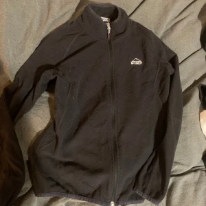 Svart fleece tröja  - Svart fleece tröja sparsamt använd 