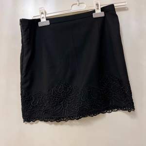 Svart kjol med spets från Lulumary