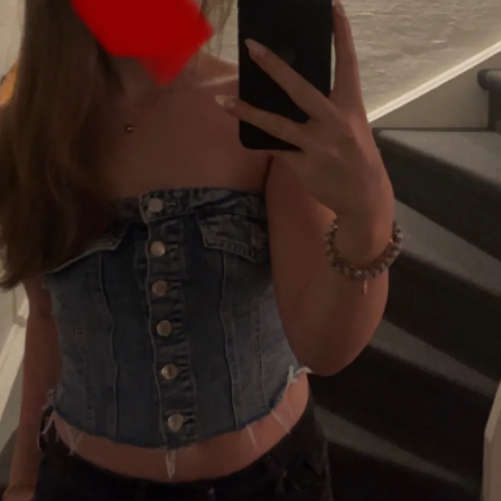 Säljer denna söta jeanstopp eftersom den inte riktigt passar längre💗💗 kom privat för fler bilder/frågor💕💕💕. Toppar.