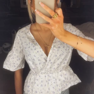 Blus  - Säljer nu denna super söta blus med blåa blommor på! Aldrig använd, inga defekter❣️