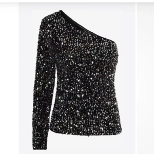Glittrig fest top - Jättesnygg glittrig topp med topp skick, endas andvänd en gång! Väldigt skön för att vara gjord av paljetter. Prislapp kvar! Köpt nyligen✨ Köpt för 499kr  Tryck ” KÖP NU ” 🚨 Grattis FRAKT fram till 12 feb.