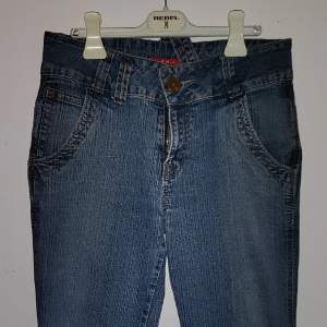 Ett par jeans köpts på Humana Second Hand. Sparsamt använda 1 gång av mig.   Köpta för 250, säljes för 180. Pris kan diskuteras. Mer bilder kan visas med varan på. Gällande mått skicka dm.