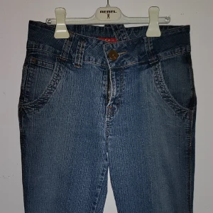 Skater jeans - Ett par jeans köpts på Humana Second Hand. Sparsamt använda 1 gång av mig.   Köpta för 250, säljes för 180. Pris kan diskuteras. Mer bilder kan visas med varan på. Gällande mått skicka dm.