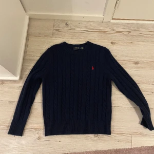 Ralph Lauren tröja - Säljer denna sjukt snygga tröja från Ralph Lauren, skick 9/10. Säljs eftersom den är för liten. 