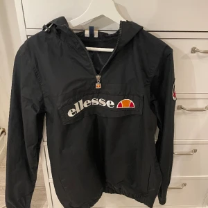 Ellesse jacka - Säljer denna stilrena jacka från ellesse, skick 9/10, passa på! Säljs för att den är för liten Nypris 1200kr, säljs för det halva!