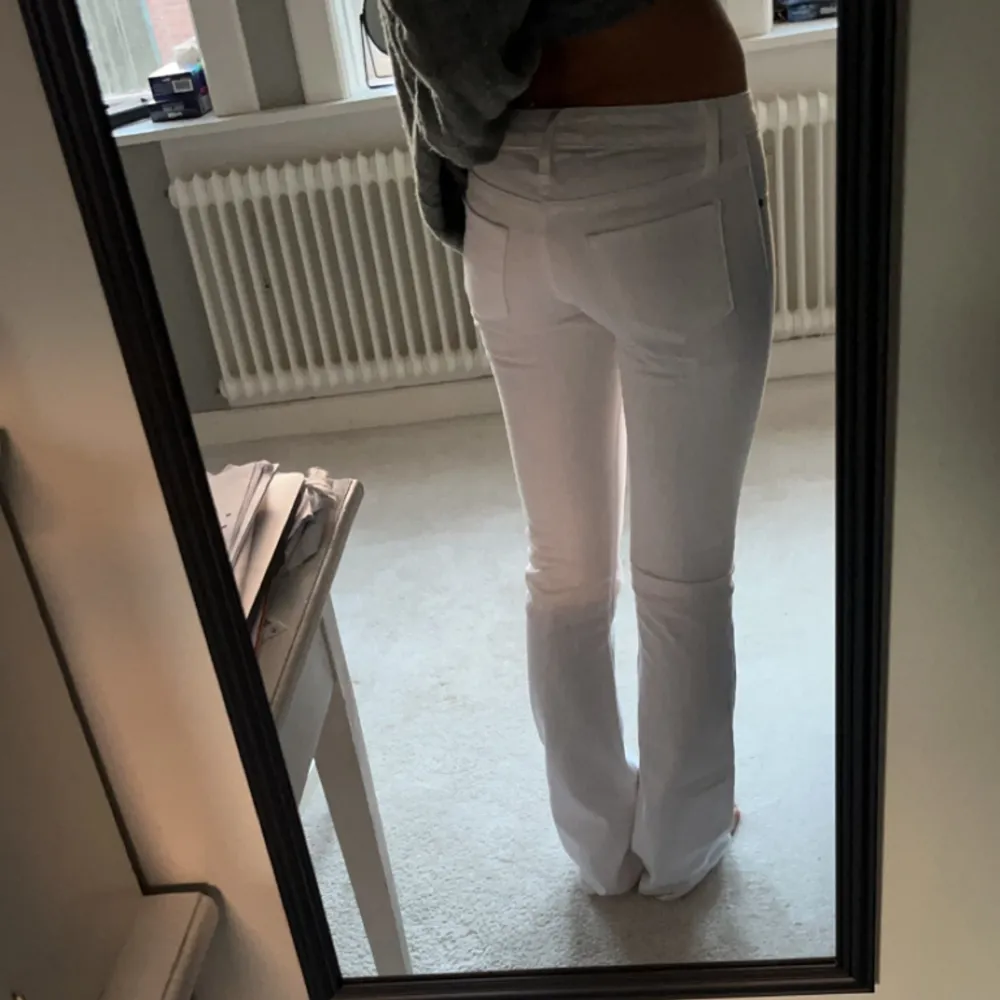 Säljer ett par vita lowwaist bootcut jeans i nyskick! lite långa på mig som är 166 men funkar, passar min kompis som är 172. Midjemått: 74cm Inga defekter, skriv för frågor'. Jeans & Byxor.