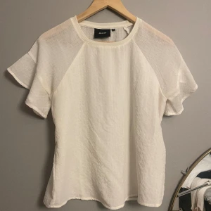Blus - En vit blus från Object. Den är sparsamt använd och är i jätte fint skick. Skriv för fler bilder💕