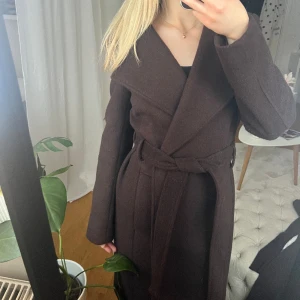 Kappa - Superfin brun kappa! I använt men bra skick, säljer för den inte kommer till användning ❣️