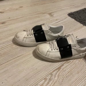 Valentino opens  - Säljer dessa trendiga och feta valentinos!, använda som ni ser därav ett riktigt bra pris! Passa på!