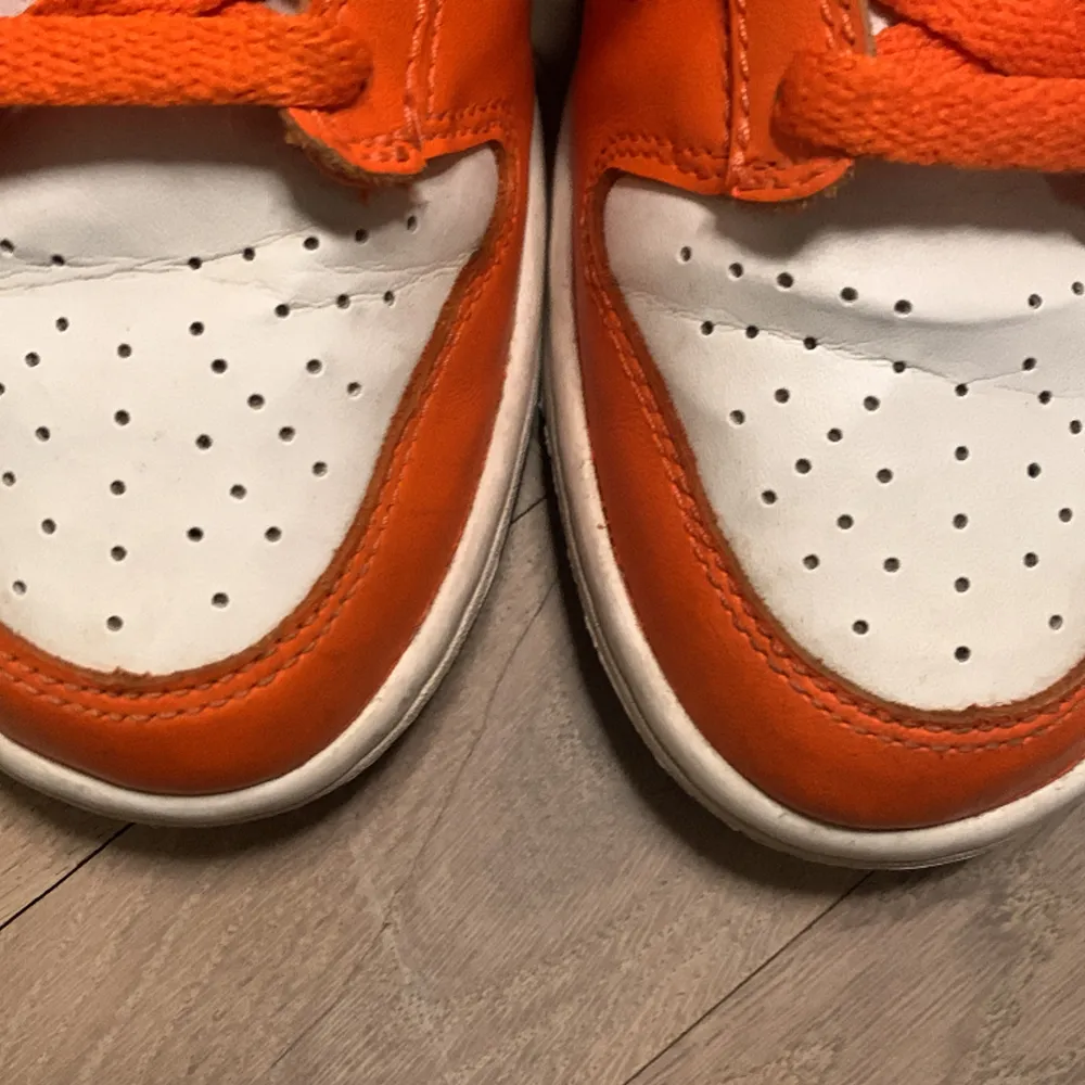 Nike dunk low halloween 2022, storlek 38,5. Skick 8,5/10 med lite crease. Köpta i Nikes butik i Mall of Scandinavia november 2022. Nypris 1200.. Skor.