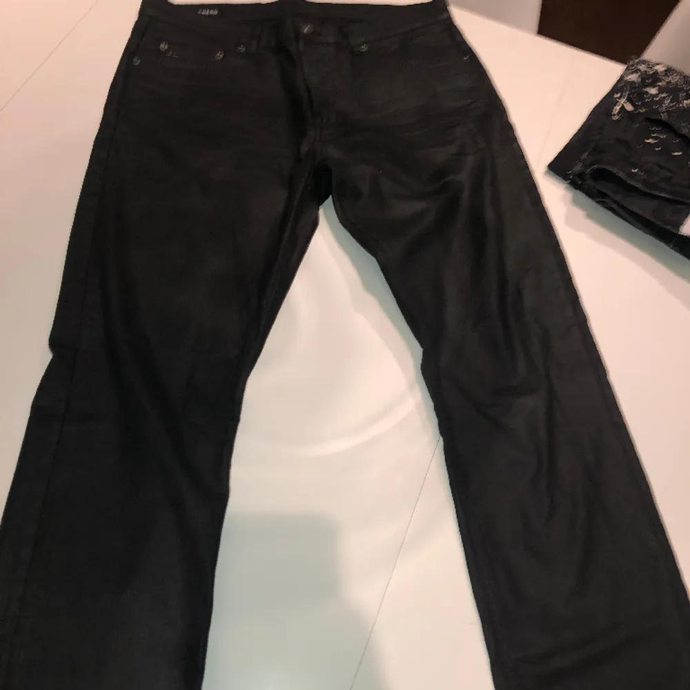 JJ LINDEBERG WAXED JEANS. Jeans & Byxor.