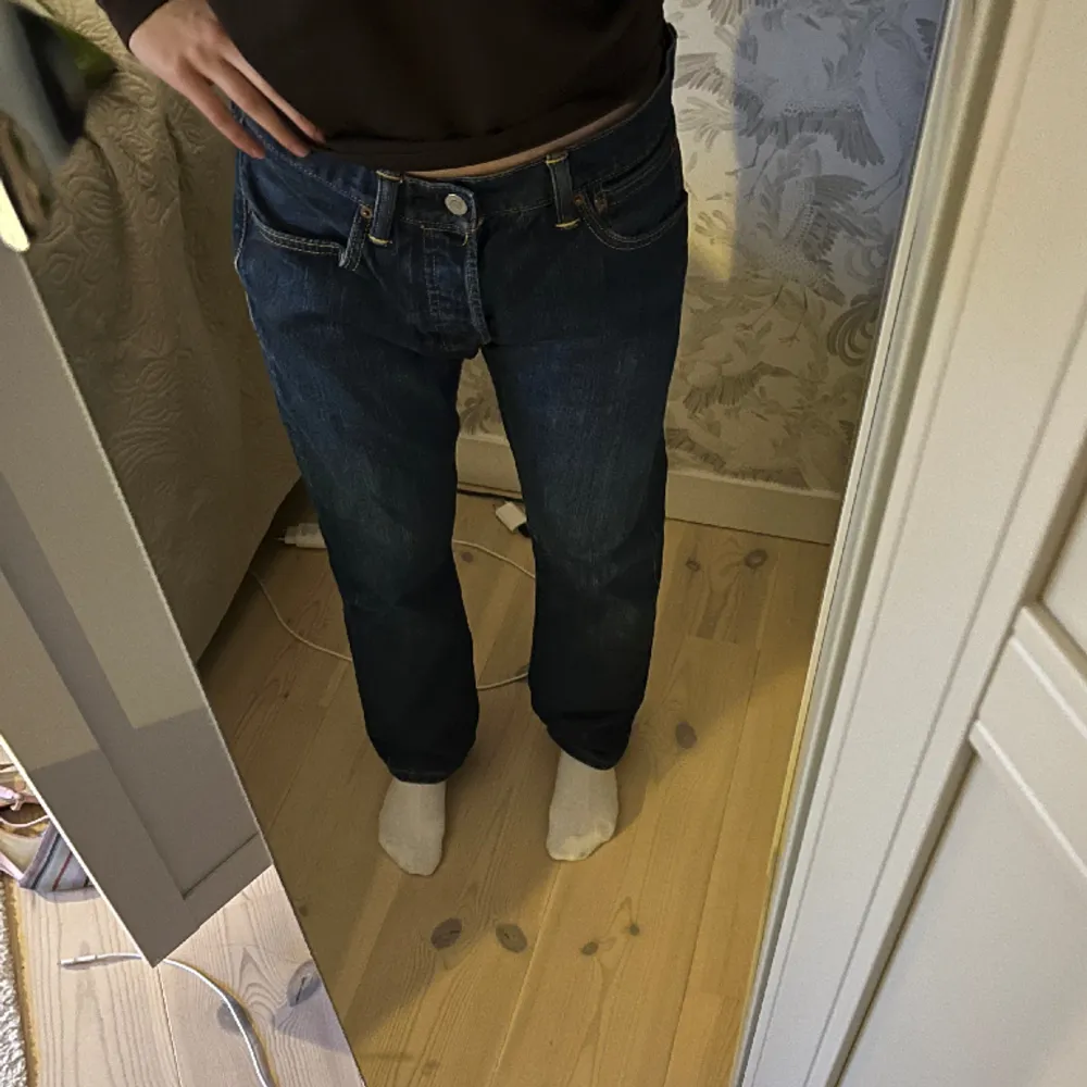 Snygga Levis jeans i modellen 501. Jeansen är i en mörk tvätt och köpta second hand🤌🏼. Jeans & Byxor.