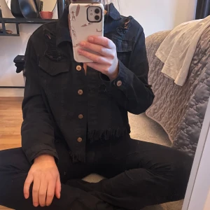 Svart jeansjacka  - Jättefin kort svart jeansjacka. Storlek 42 men passar mig som 38 för lite oversize look.