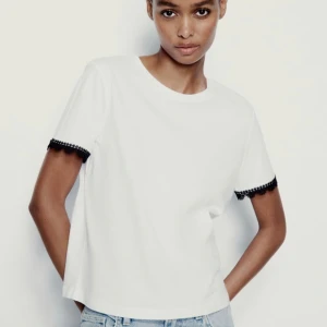 T-shirt med detaljer ✨ - En jättefin T-shirt med spets detaljer från Zara. Använd en gång så inprincip nyskick👌. Inga tecken på användning. Liten i storleken.