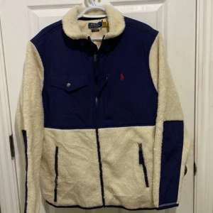 Ralph lauren jacka - Hej säljer denna RL jackan i storlek xs den är i nyskick hör gärna av dig vid intresse pris går att diskuteras !