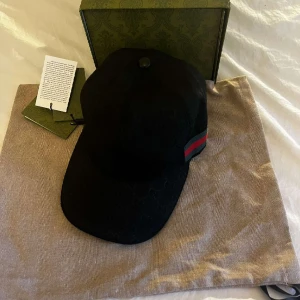 Gucci keps - Helt ny, jag vill sälja den för att den passar inte mig och jag köpte en ny. Fick den som en present.